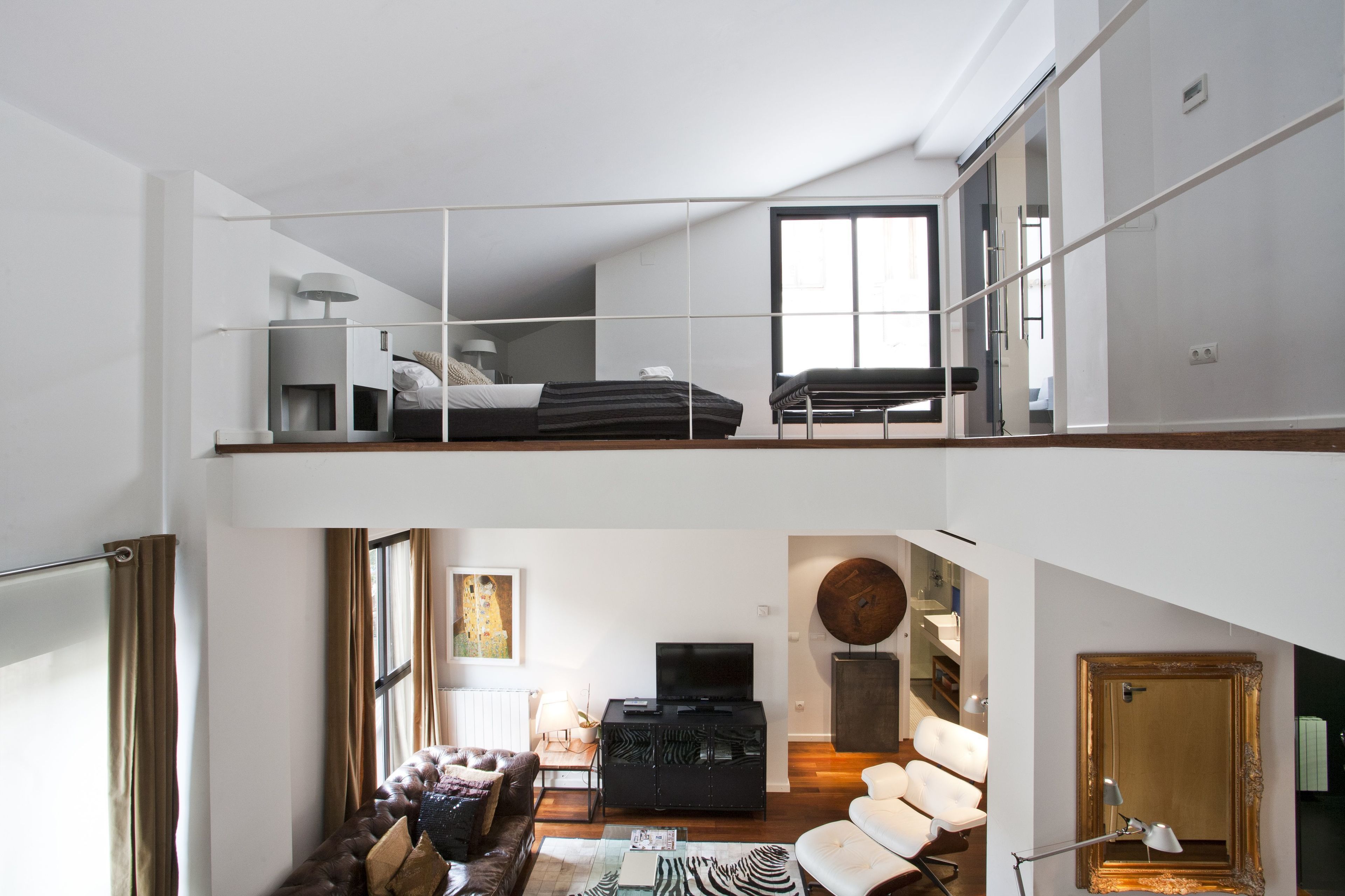 Standard Apartment, 4 Bedrooms, City View | Living area