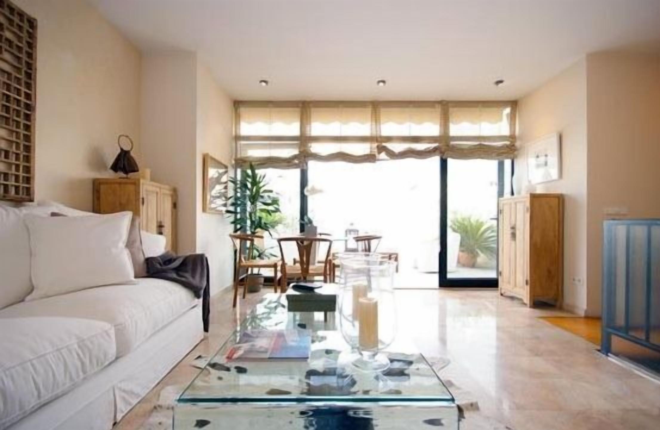 Superior Apartment, City View | Living room