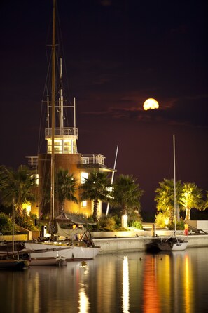 Beach shuttle, sun loungers, beach umbrellas, beach bar