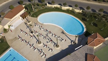 Piscina stagionale all'aperto, ombrelloni da piscina, lettini