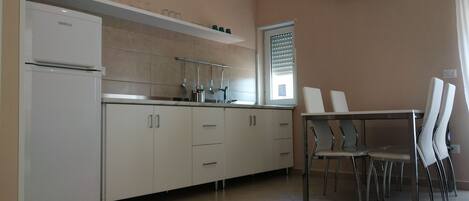 Appartement Confort, 1 chambre | Cuisine privée | Réfrigérateur, chaise haute