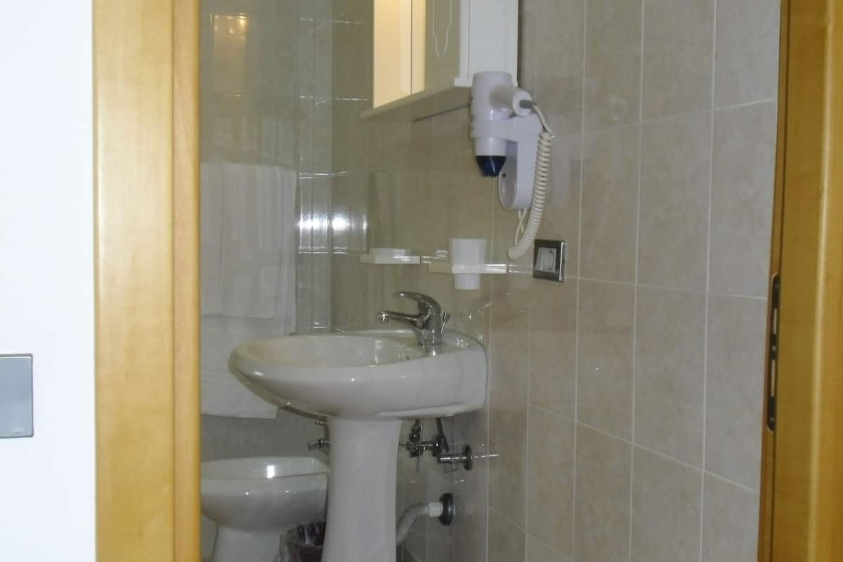 Shower, rainfall showerhead, free toiletries, hair dryer