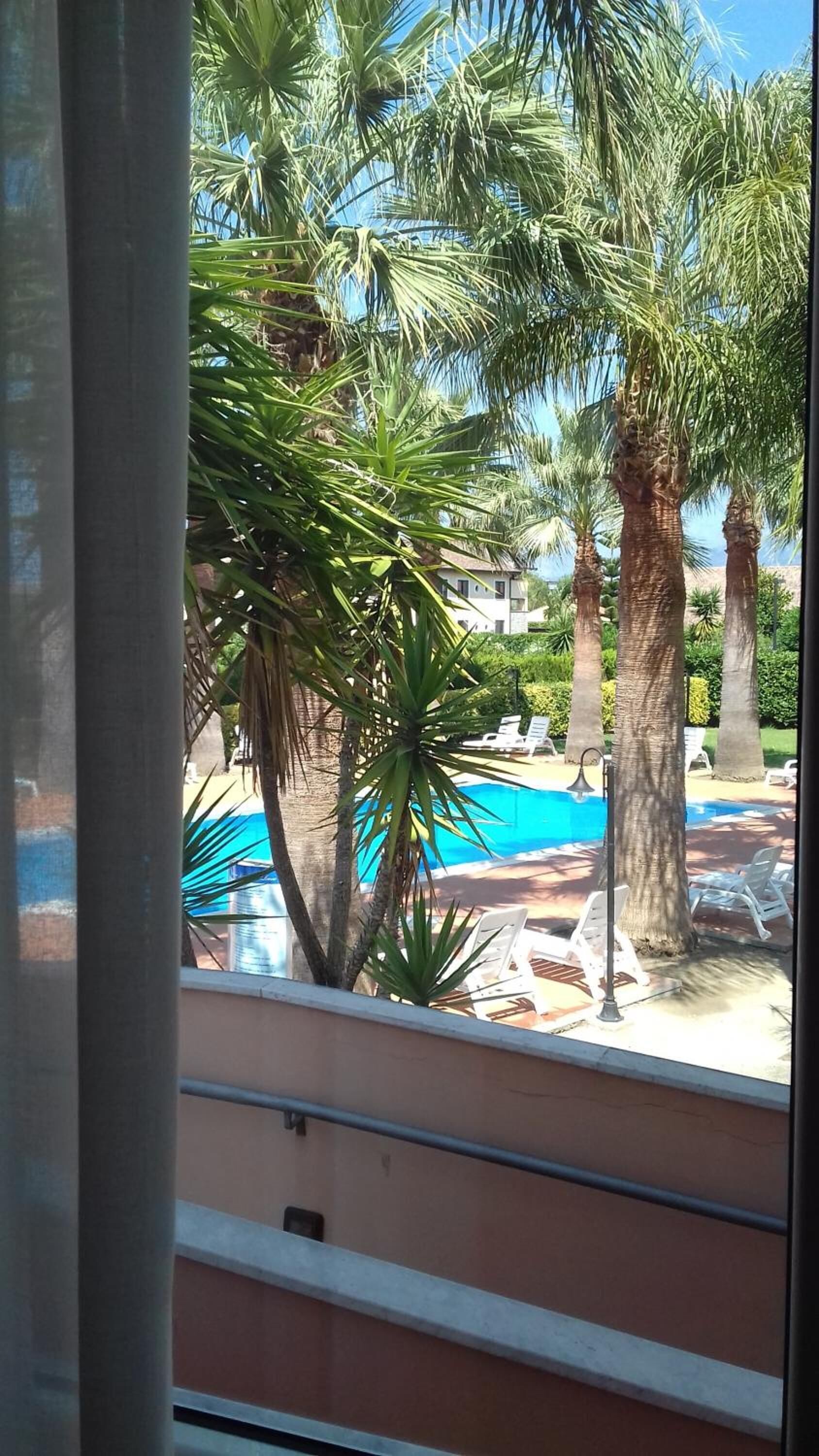 Außenpool (je nach Saison geöffnet), Liegestühle