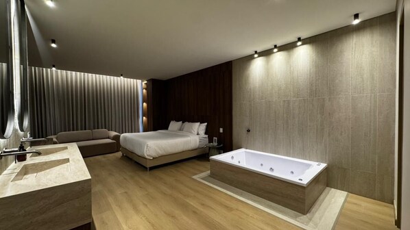 Junior Double Room, Jetted Tub | Premium bedding, down comforters, Select Comfort beds, in-room safe - Hotel Lincoln (Medellín)