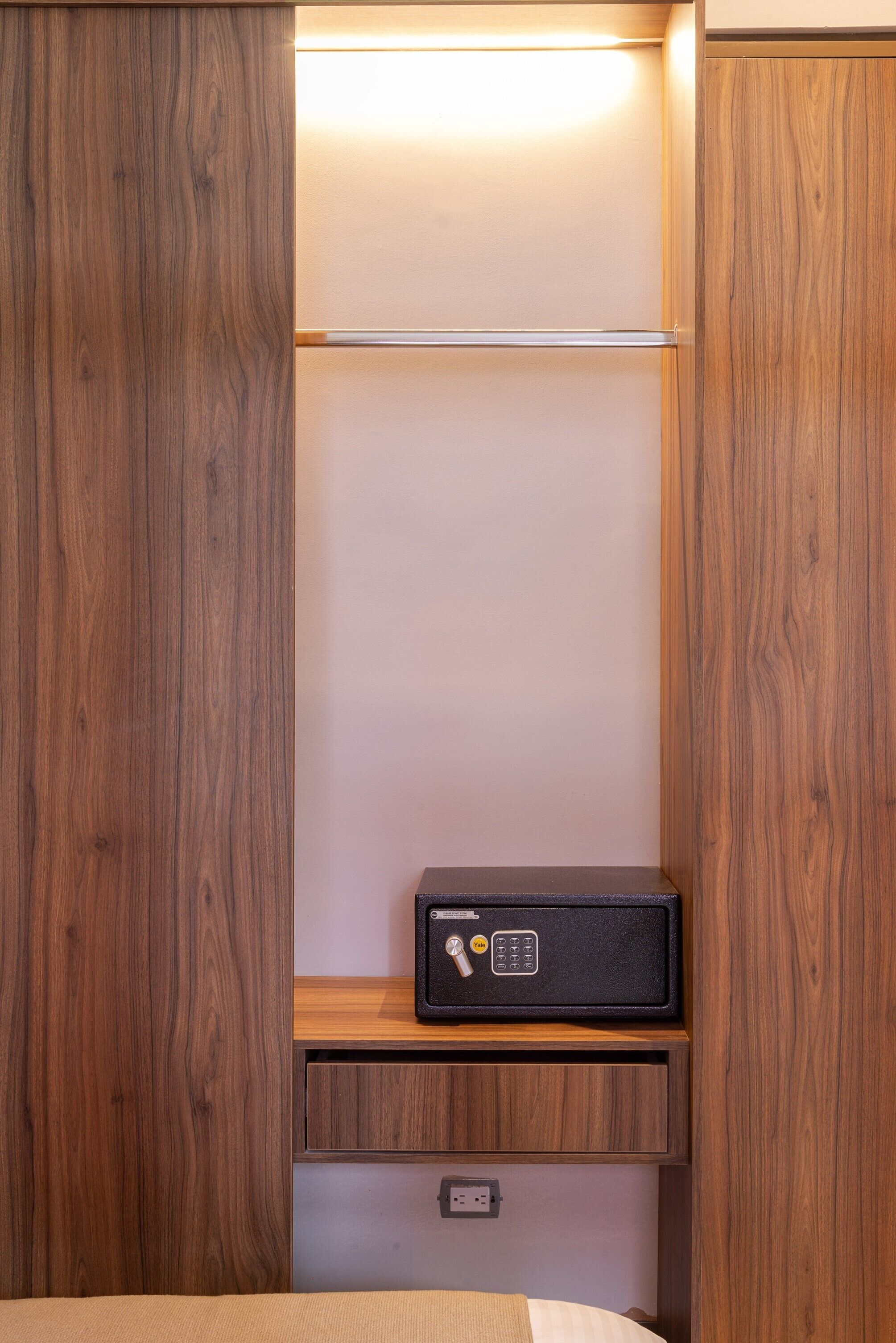 deluxe studio suite, 1 queen bed with sofa bed | premium bedding, down duvets, select comfort beds, in-room safe