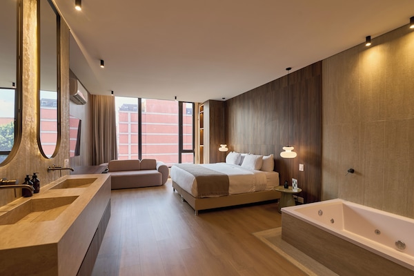 Habitación junior doble, bañera de hidromasaje | Ropa de cama de alta calidad y edredones de plumas