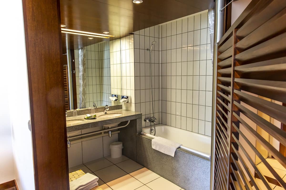 superior double room, sea view | bathroom | free toiletries, hair dryer, towels