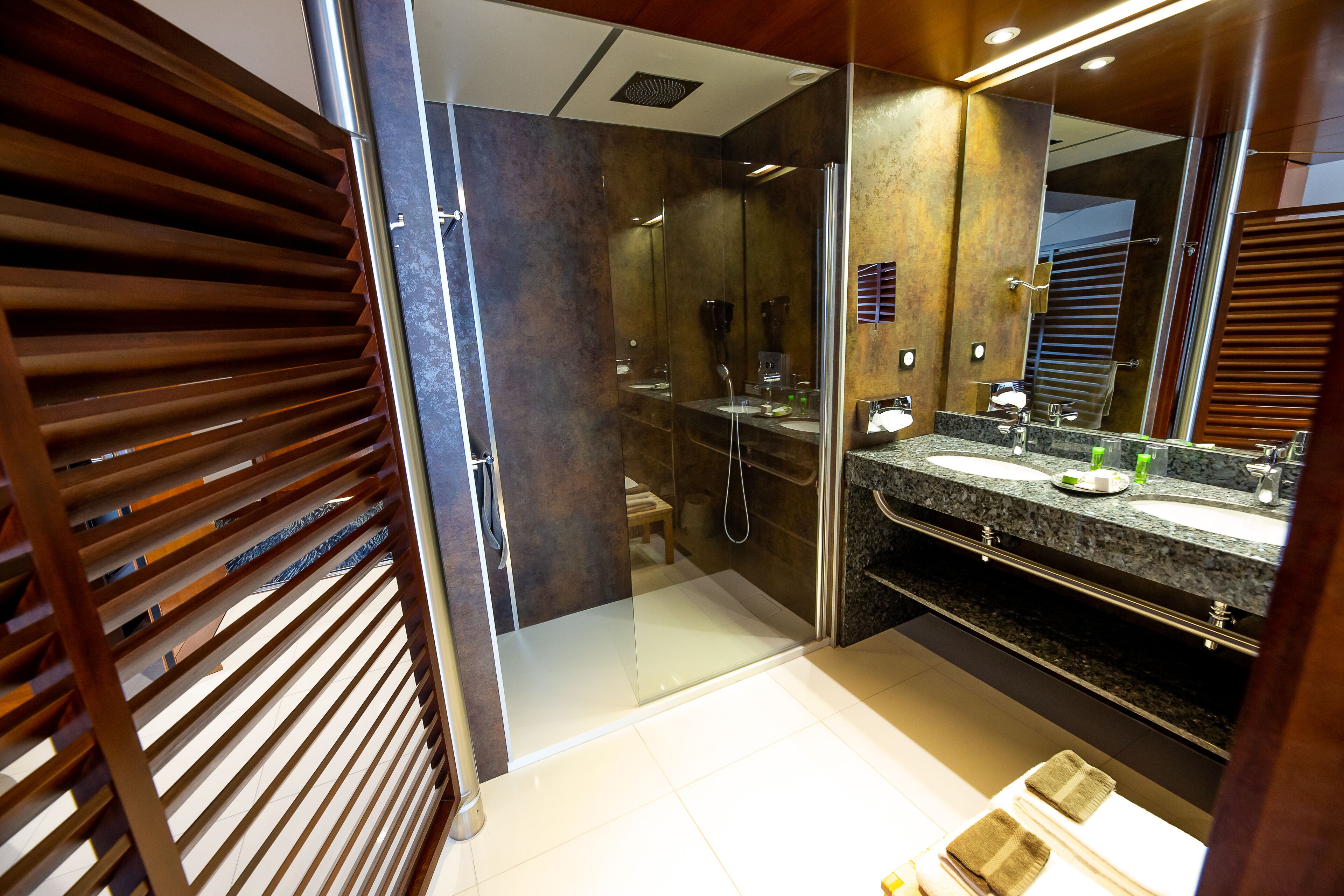 superior double or twin room, marina view | bathroom | free toiletries, hair dryer, towels