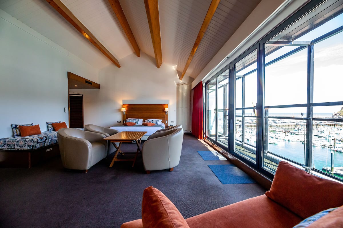 Suite Deluxe, varias camas, vistas al mar | Ropa de cama de alta calidad y minibar con artículos gratuitos