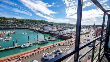 Deluxe-sviitti, useita sänkyjä, merinäköala | Ylelliset vuodevaatteet, ilmaiset minibaarituotteet