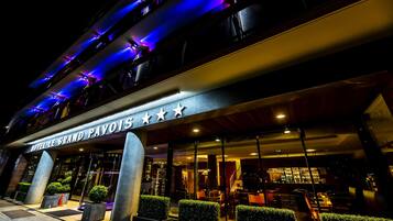 Voorkant accommodatie - avond/nacht