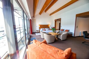 Deluxe Suite, Multiple Beds, Sea View