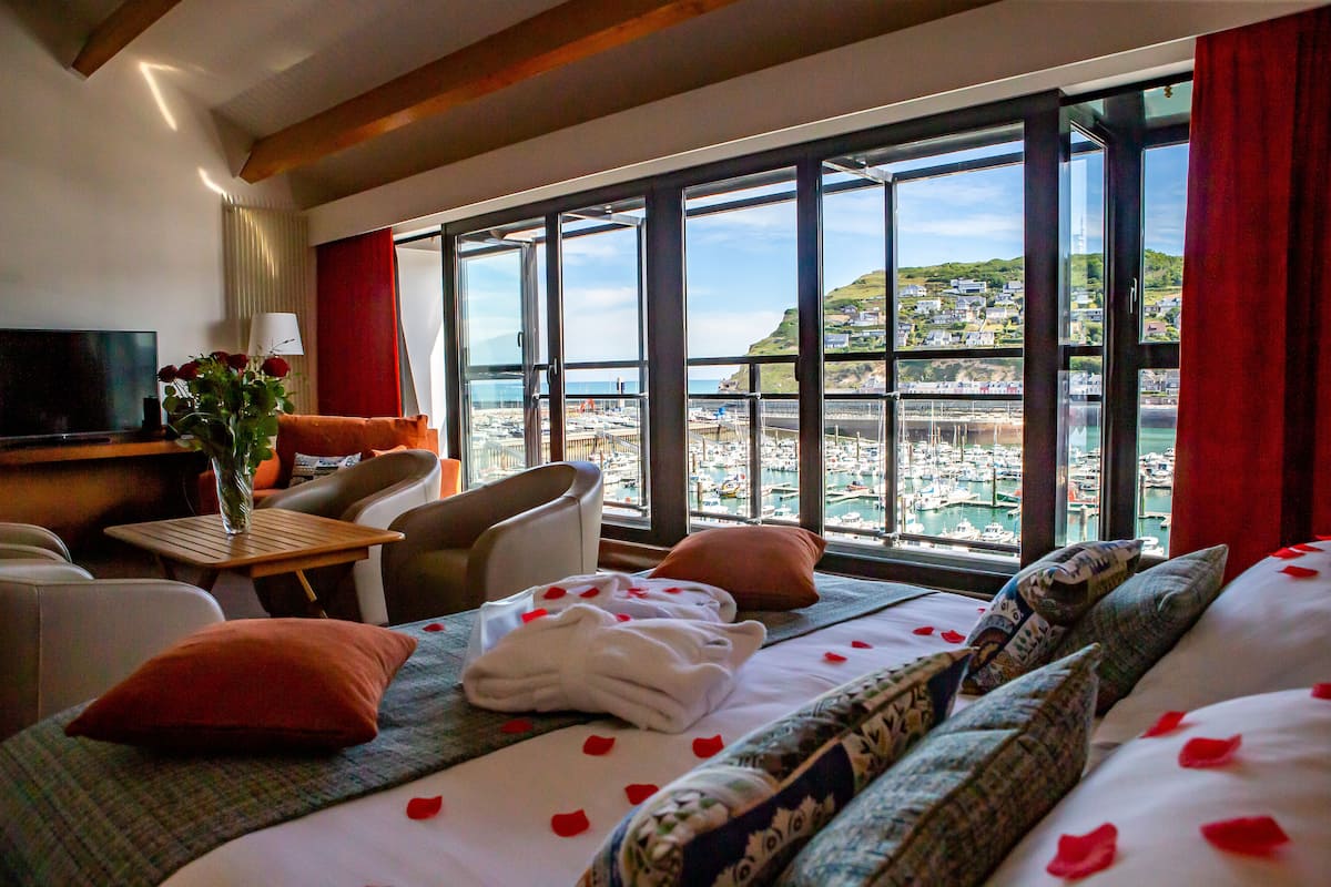 deluxe suite, multiple beds, sea view | premium bedding, free minibar, in-room safe, blackout curtains