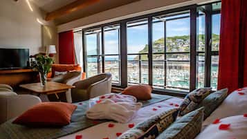 Suite – deluxe, flere senger, sjøutsikt | Sengetøy av topp kvalitet, minibar (inkludert) og safe på rommet