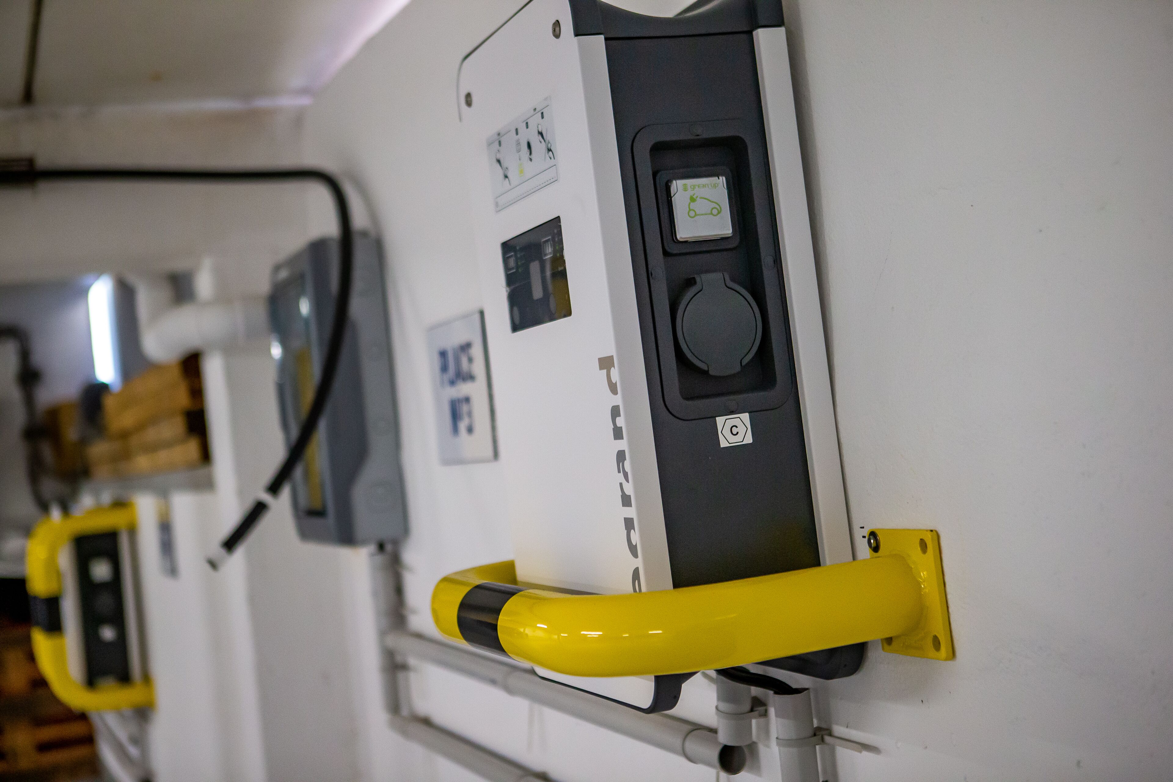 A control panel with a yellow handle, a green car icon, and a C symbol.