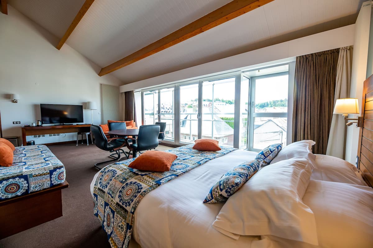 Suite familiar | Ropa de cama de alta calidad y minibar con artículos gratuitos