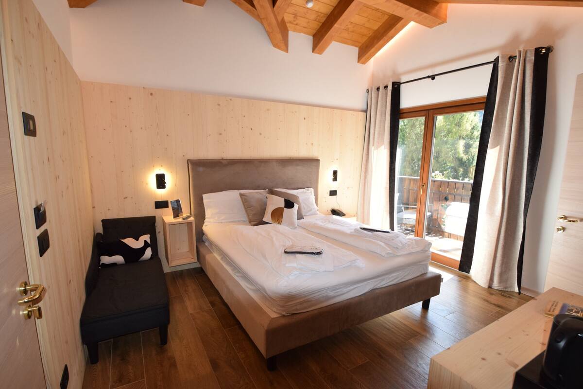 Chambre Supérieure, 1 grand lit, accessible aux personnes à mobilité réduite, vue montagne