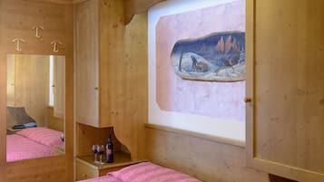 Single Room | Down comforters, in-room safe, individually furnished, desk