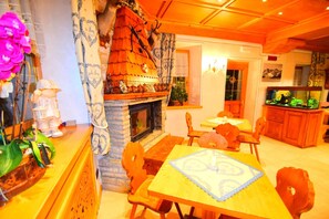 Se sirven desayunos, almuerzos y cenas; con vista al jardín