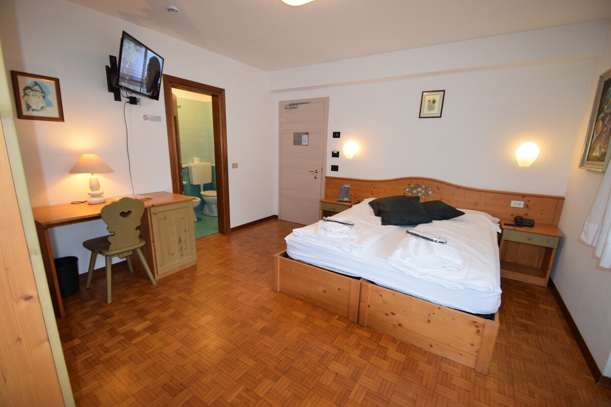 Comfort Double or Twin Room, Mountain View | Down comforters, in-room safe, desk, blackout drapes