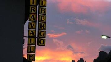 Un bâtiment sur lequel on peut lire l’inscription « MIRAVALE ALBERGO ».