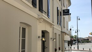 A building with a sign reading "L'Estran". - Hôtel L'ESTRAN (Trouville-sur-Mer)