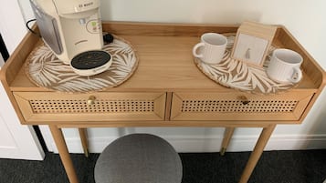 Habitación doble superior | Decoración personalizada, muebles diferentes y escritorio