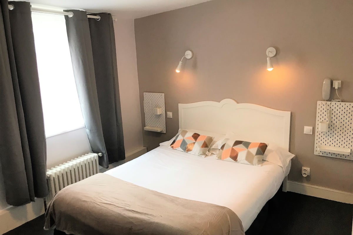 double room | individually decorated, individually furnished, desk, blackout curtains