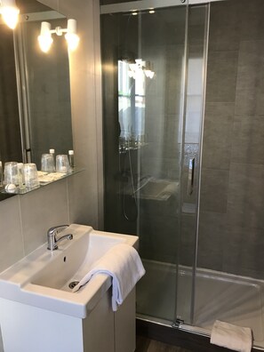 Dobbeltværelse | Badeværelse | Bruser, gratis toiletartikler, hårtørrer, håndklæder