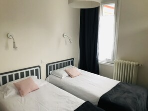 Zweibettzimmer | Individuell dekoriert, individuell eingerichtet, Schreibtisch