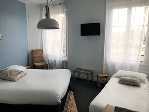 Triple Room | Individually decorated, individually furnished, desk, blackout drapes - Hôtel L'ESTRAN (Trouville-sur-Mer)
