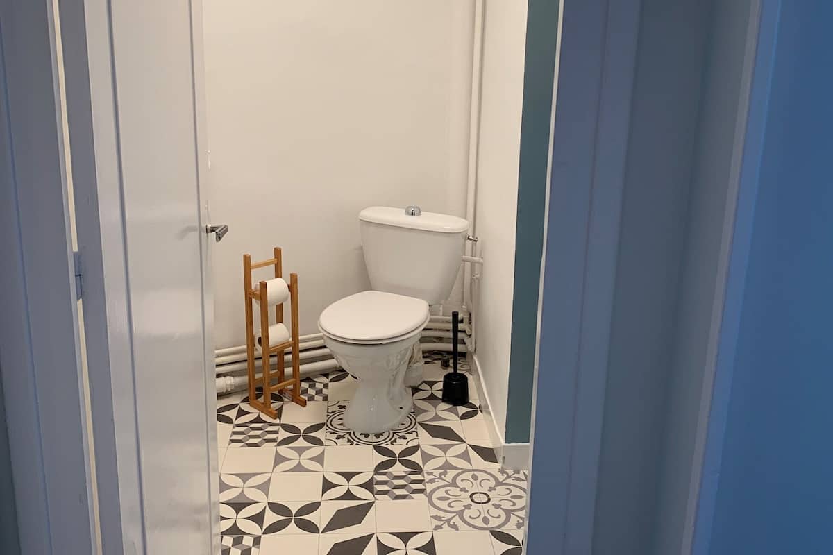 superior double room | bathroom | shower, free toiletries, hair dryer, towels