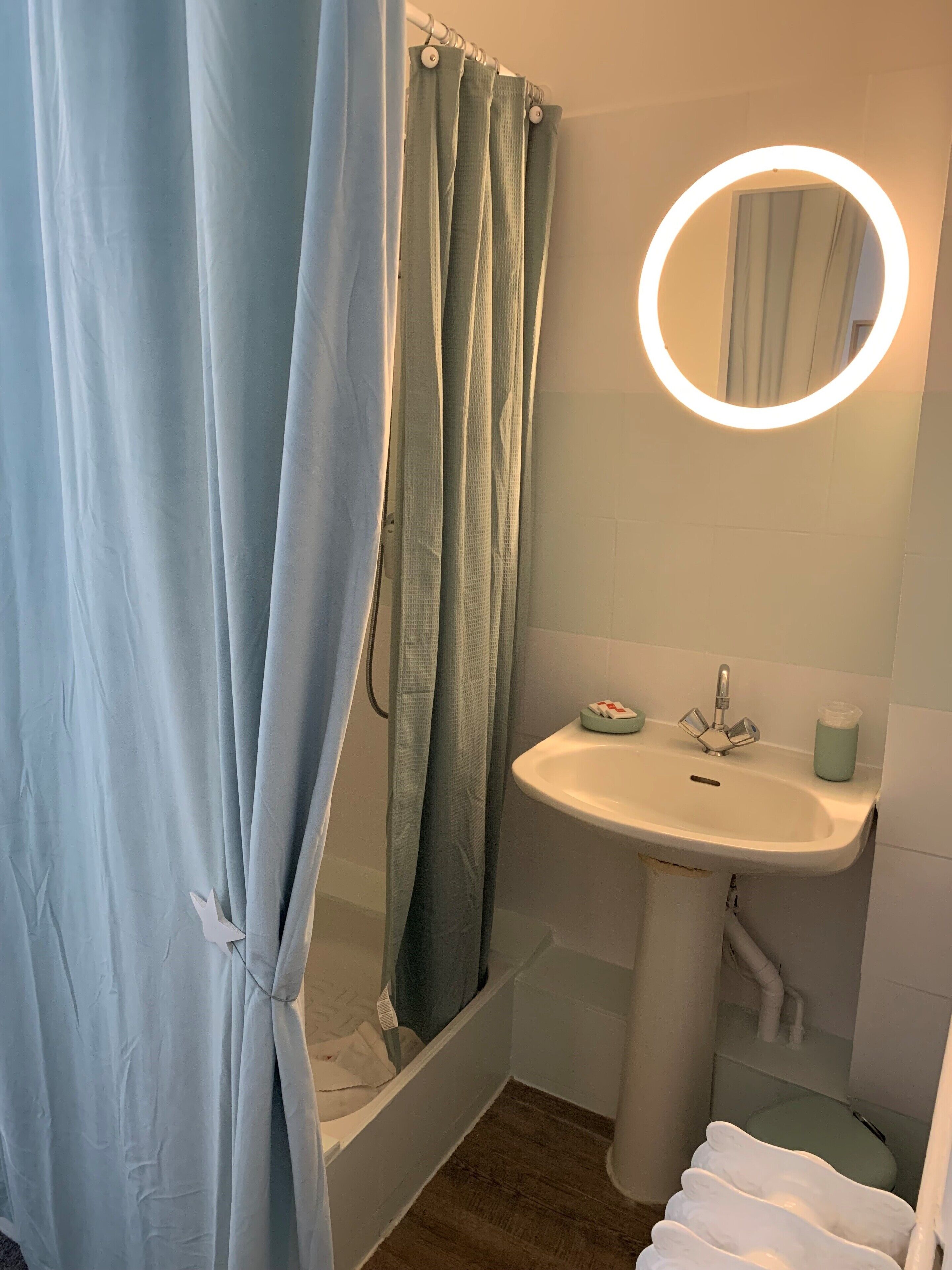 triple room | bathroom | shower, free toiletries, hair dryer, towels