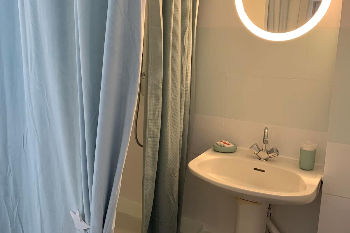 triple room | bathroom | shower, free toiletries, hair dryer, towels