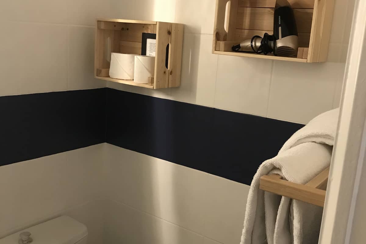 triple room | bathroom | shower, free toiletries, hair dryer, towels