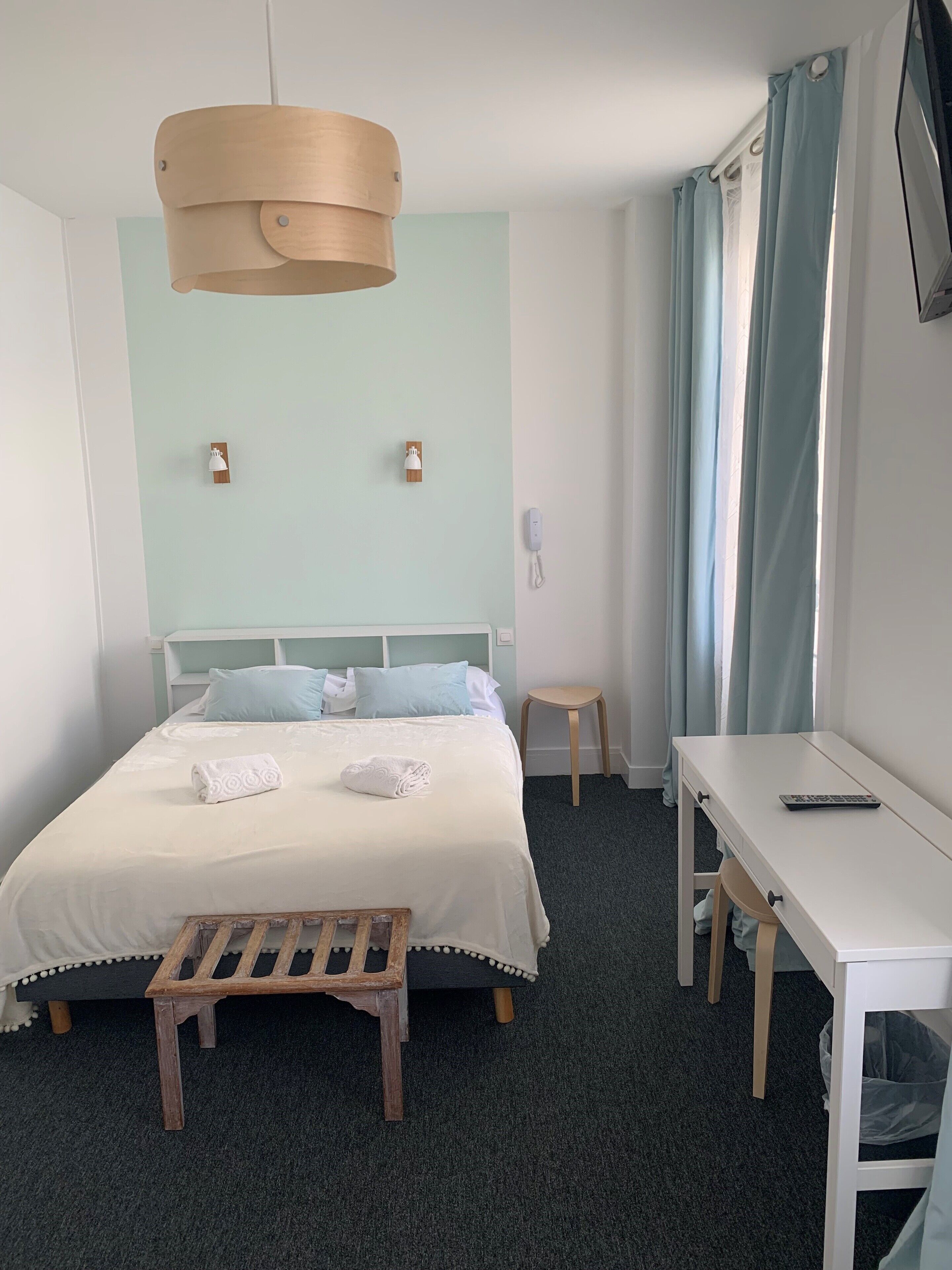 ห้องดับเบิล | ห้องพักตกแต่งอย่างมีเอกลักษณ์, ตกแต่งพิเศษโดยเฉพาะ, โต๊ะทำงาน