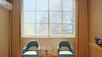 Escritorio, cortinas blackout, sistema de insonorización y wifi gratis