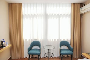 Quarto superior | Escrivaninha, cortinas blackout, quartos à prova de som