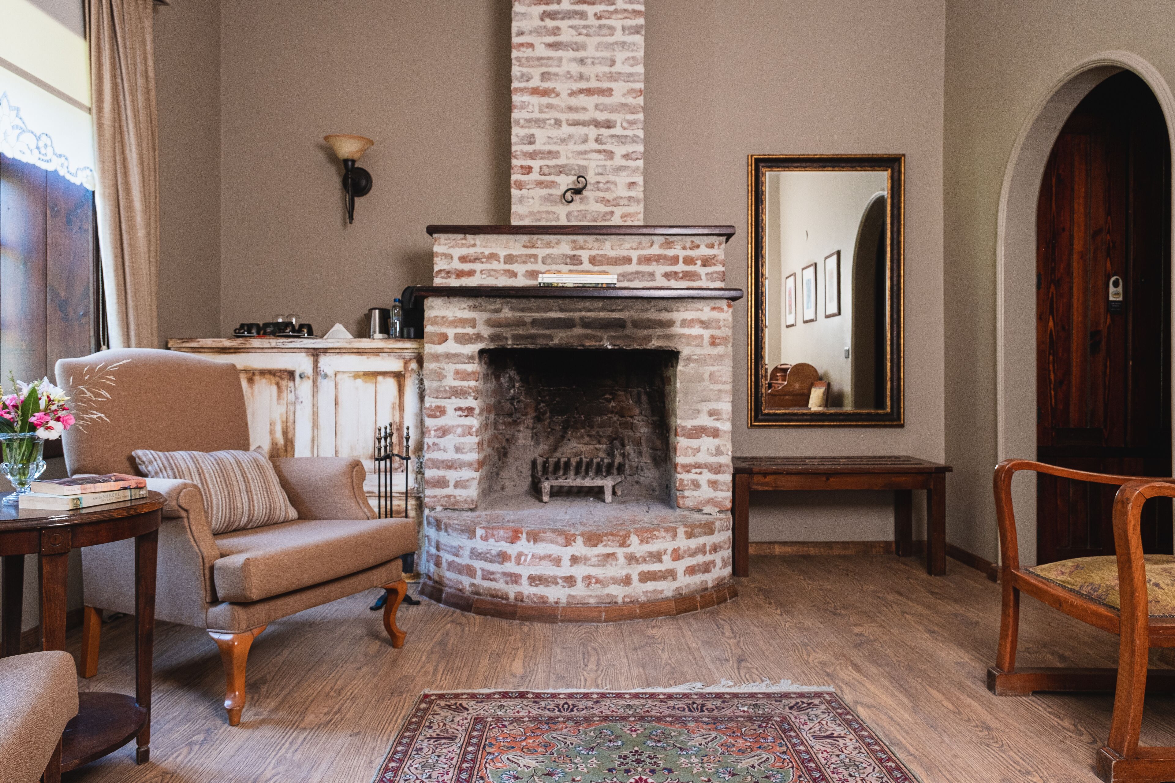 standard room | 1 bedroom, minibar, individually decorated, individually furnished