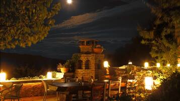 Fachada de la propiedad por la tarde o noche