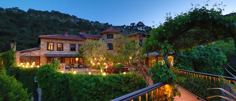 Fachada de la propiedad por la tarde o noche