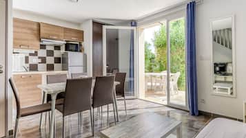 House, 2 Bedrooms (6 pers) | Living area | Flat-screen TV