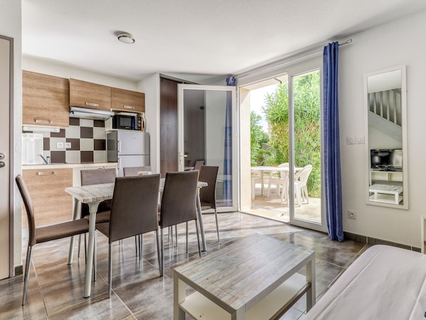 House, 2 Bedrooms (6 pers) | Living area | Flat-screen TV - Residence Les Demeures Torrellanes - Vacancéole (Latour-Bas-Elne)