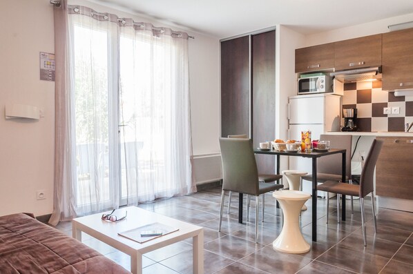 Fridge, microwave, stovetop, cookware/dishes/utensils