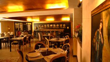 2 restaurants, lunch, dinner served; local cuisine