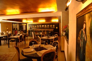 2 restaurants, lunch, dinner served; local cuisine - Manici Hotel, Sanliurfa - Special Class (Sanliurfa)