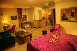 Junior Room, 1 King Bed | Premium bedding, minibar, in-room safe, desk