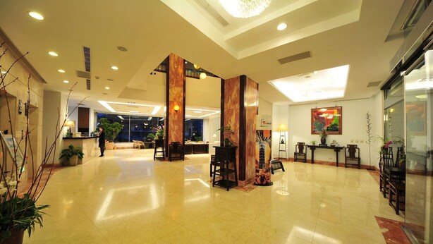 A spacious lobby with a marble floor, a reception desk, and a large chandelier. - Beautiful Hotel Taipei (New Taipei City)