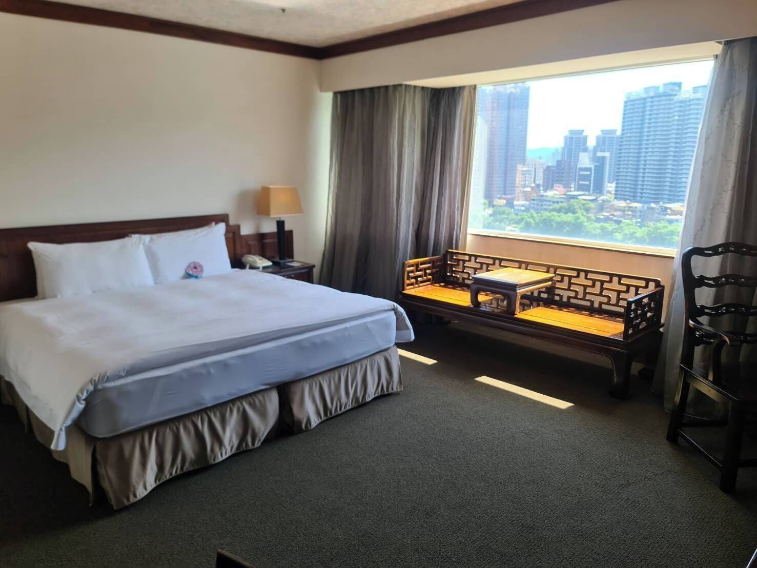 Ropa de cama de alta calidad, edredón, camas con pillow-top y minibar 