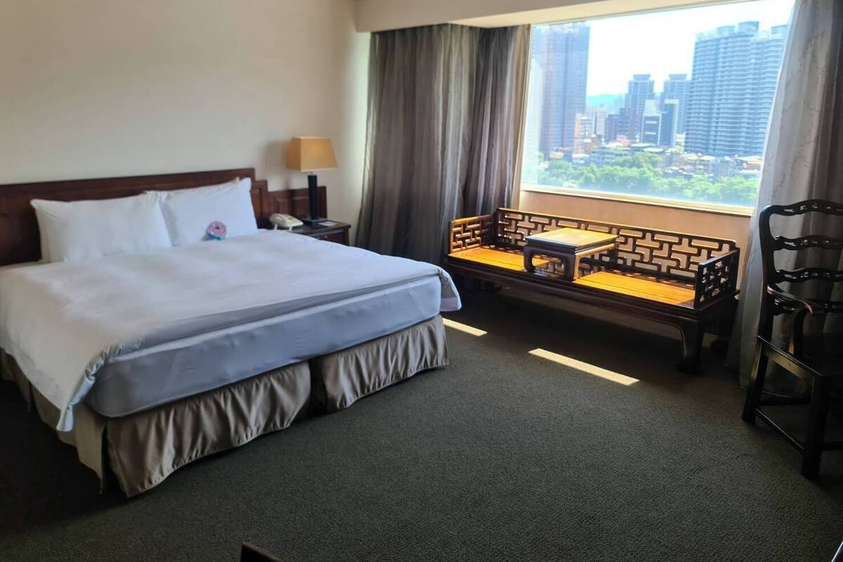 Bộ đồ giường cao cấp, chăn bông, nệm có lớp đệm bông, minibar 
